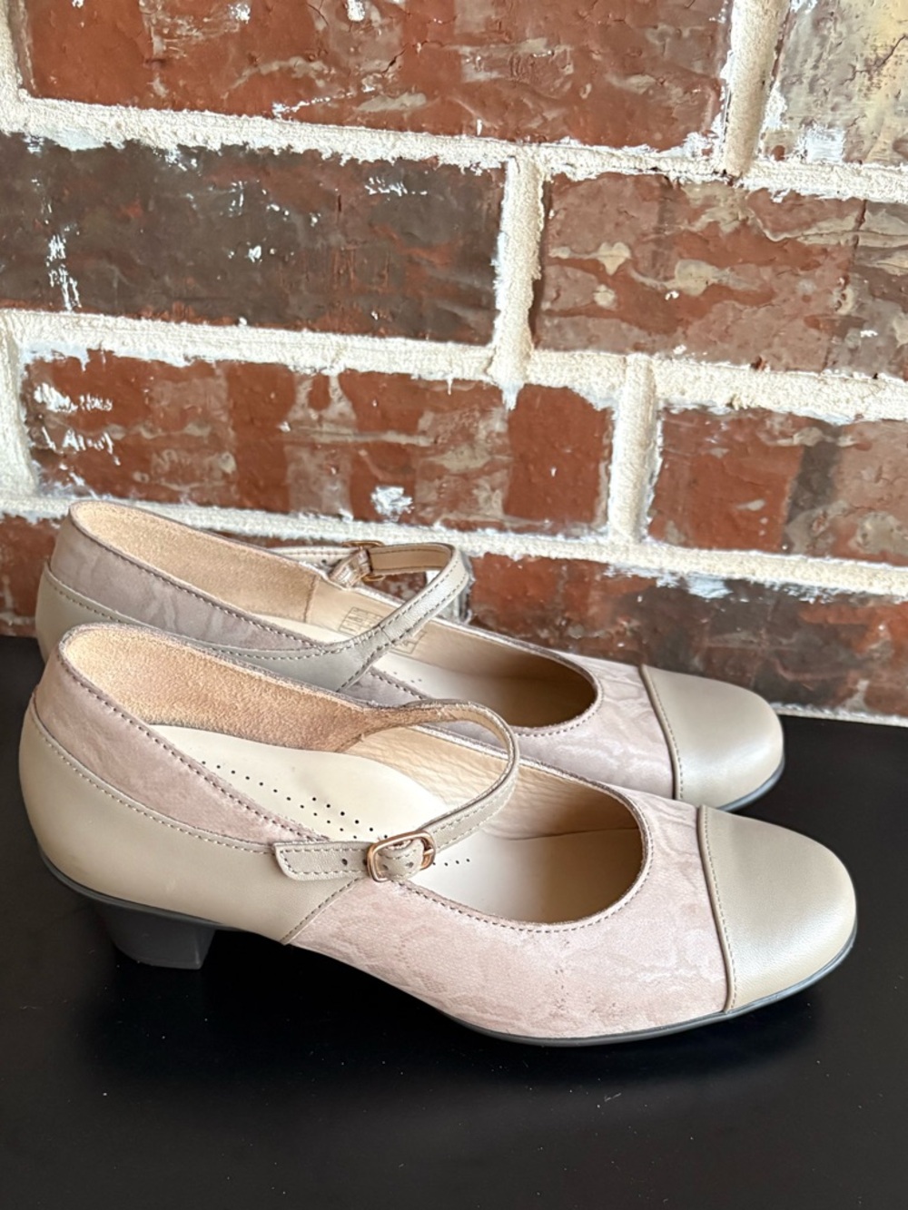 SAS Isabel Mary Jane Heels Taupe Snake Leather Pumps Size 8.5 Wide - Picture 2 of 13